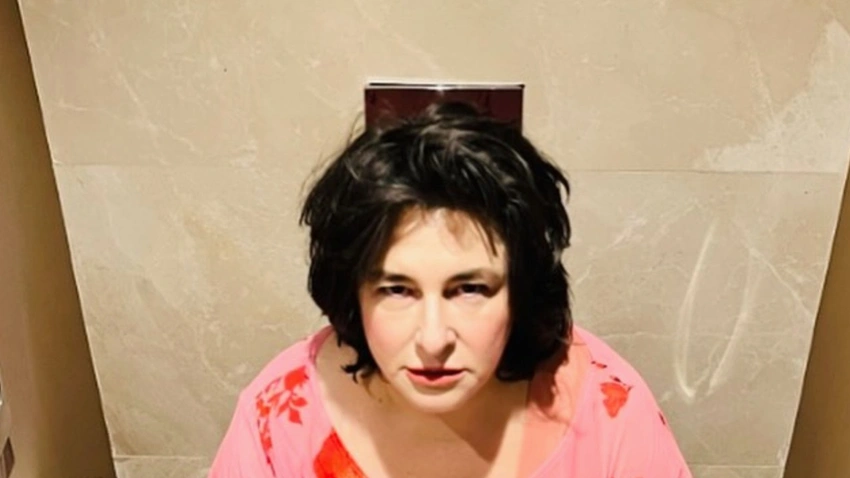 Esra Dermancıoğlu’nun tuvalet pozu tepki çekti